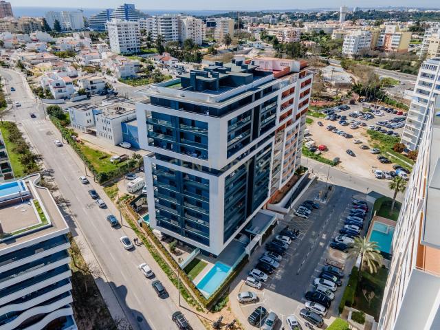 Apartamento T2 NOVO no condomínio Terraços da Cidade em Portimão zona Alto do Quintão piscina e garagem