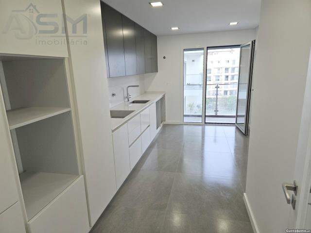 Apartamento T2 Novo A Estrear Com Excelentes Acabamentos, Varanda E Garagem Box Para Duas Viaturas, Lisboa, Cascais