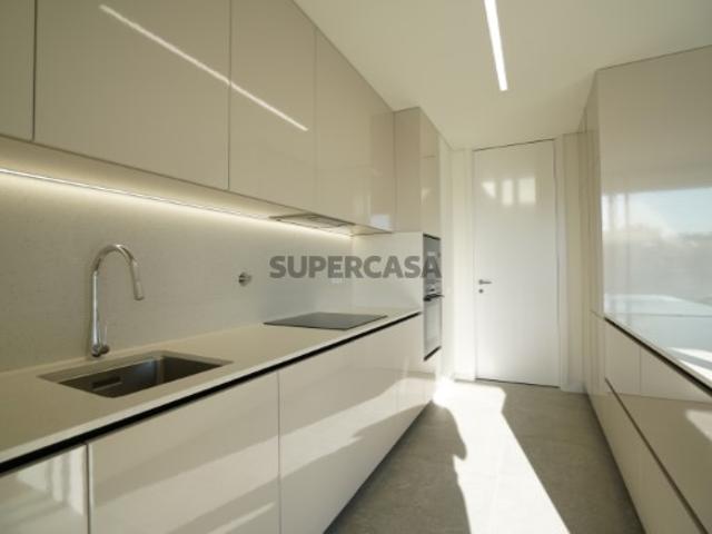 Apartamento T2 novo com varanda, exposição solar a nascente garagem fechada para 1 viatura