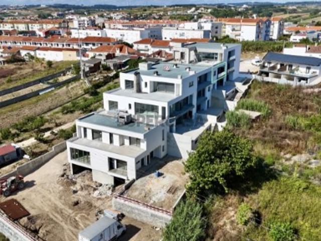 Apartamento T2 Novo com Varanda e Garagem Lourinhã