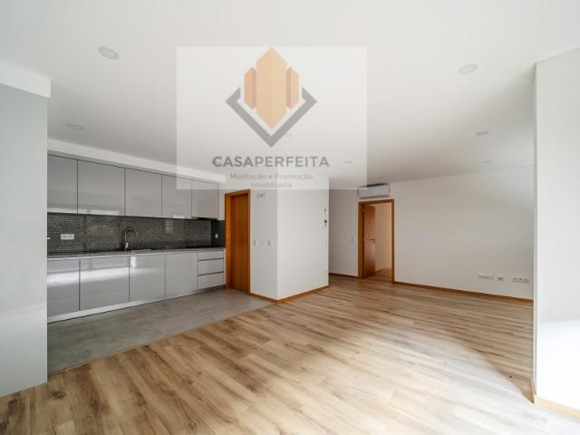 Apartamento T2 Novo com Varanda e Lugar de Garagem Pedroso