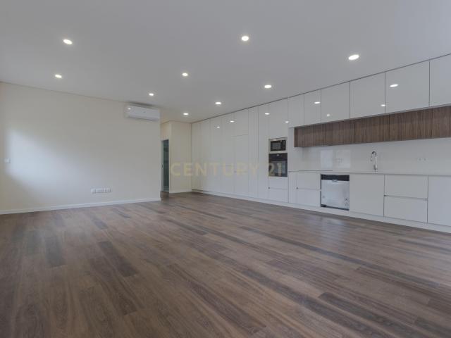 Apartamento T2 Novo com Varanda e Lugar Duplo de Garagem