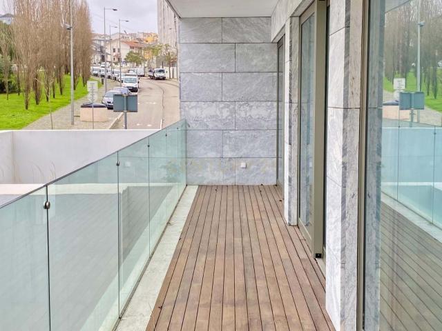 Apartamento T2 Novo com varanda, estacionamento, arrumo e fantásticas vistas sobre o rio