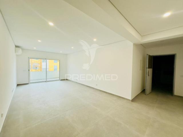 Apartamento T2 novo com estacionamento privado no centro de Almancil