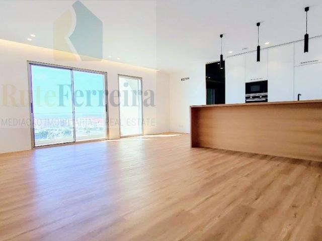 Apartamento T2 Novo com Garagem e vista mar