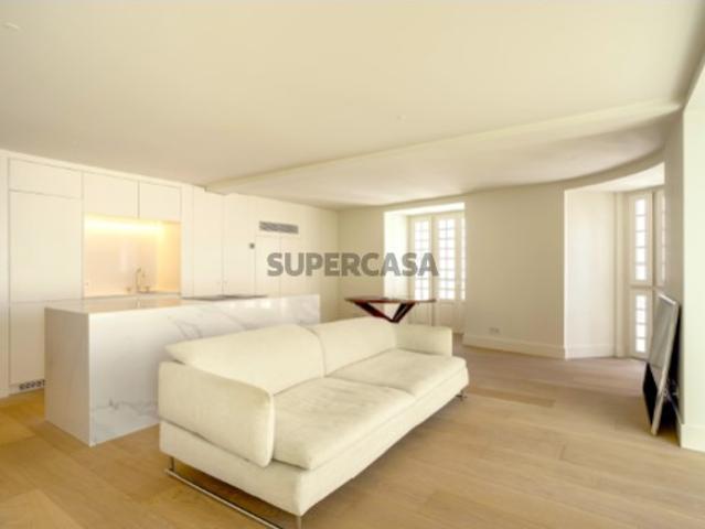 Apartamento T2 novo com garagem junto à Avenida da Liberdade