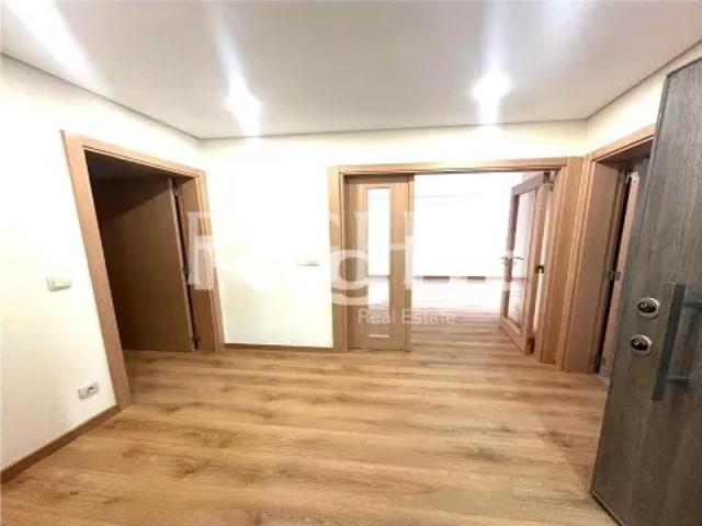 Apartamento T2 novo com parqueamento e terraço nas Laranjeiras, Lisboa