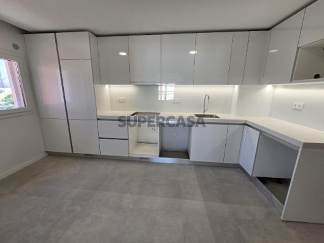 Apartamento T2 Novo, com Parqueamento para 2 carros, Casas do Lago, Amadora