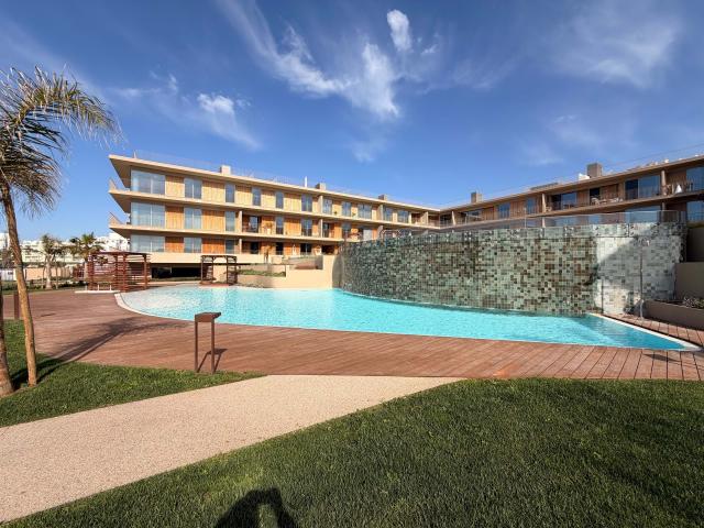 Apartamento T2 novo em frente à praia de Quarteira