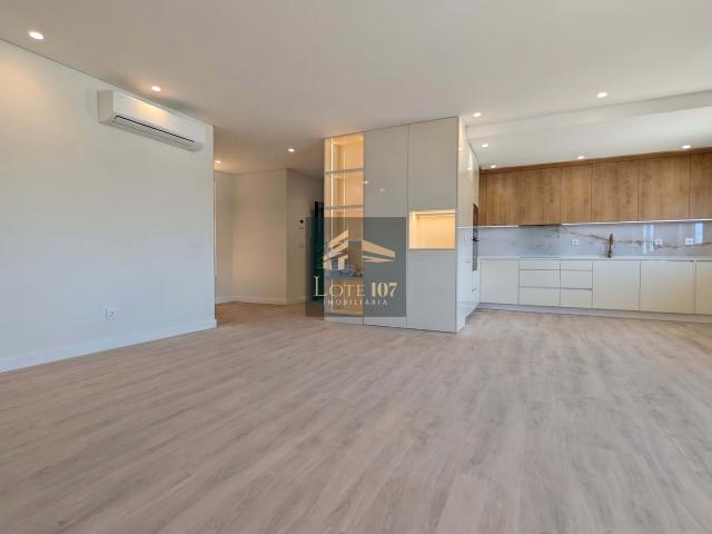 Apartamento T2 Novo em Val Flores