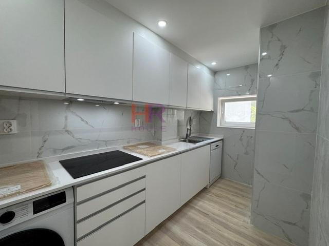 Apartamento T2 novo para arrendar na zona central de Coimbra. Dispõe de 2 quartos e área útil de 80,40 m²