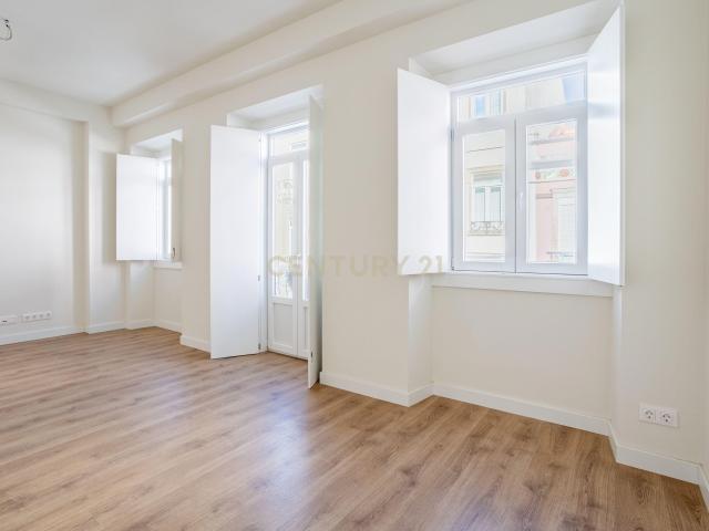 Apartamento T2 NOVO para Venda, em Campolide – Construção de Excelência com Traça Tradicional