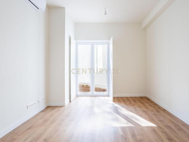 Apartamento T2 NOVO para Venda, em Campolide – Construção de Excelência com Traça Tradicional e Logradouro Privativo