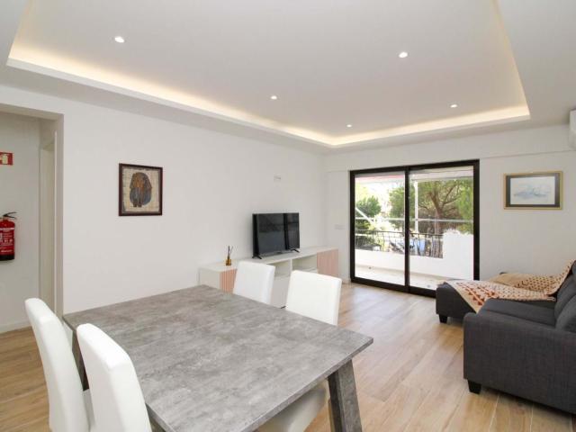 Apartamento T2 para arrendamento anual com varanda em Olhos de Água