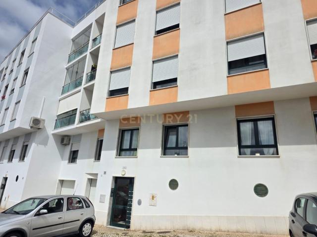 Apartamento T2 para arrendamento com box e elevador