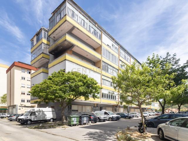 Apartamento T2 para arrendamento no centro da Costa da Caparica