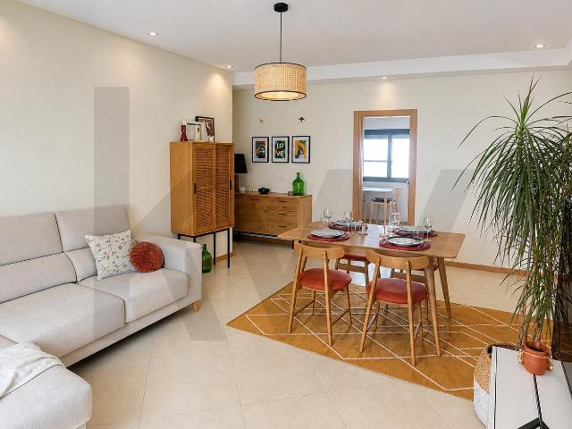 Apartamento T2 para Arrendamento no Seixal com Vista Rio, Parqueamento e Excelente Localização