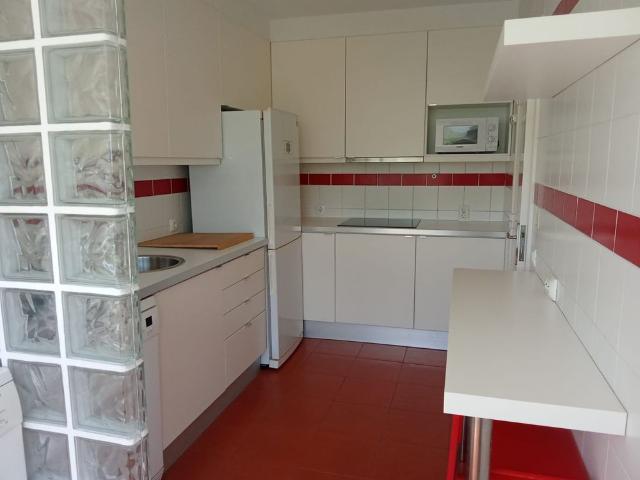 Apartamento T2 para arrendamento semi mobilado, situado em Oeiras