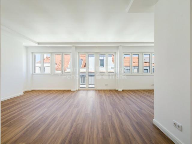 Apartamento T2 para arrendar, sem móveis, na Estrela