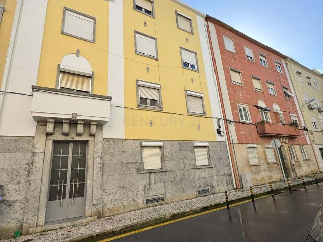 Apartamento T2 para Recuperação na Penha de França, Lisboa