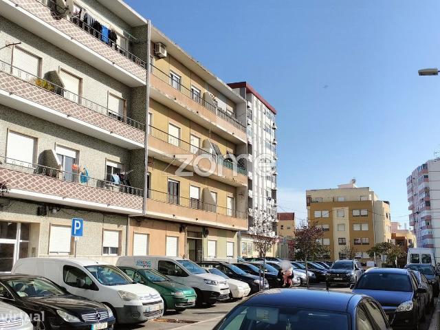 Apartamento T2 para recuperar, em Setbal