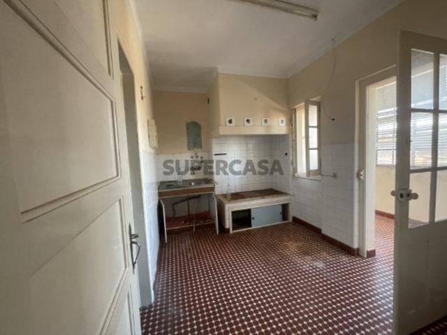 Apartamento T2 para remodelação em Santarém
