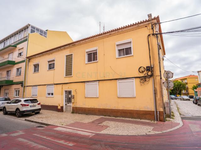 Apartamento T2 para Renovar nos Bairros dos Arneiros – Caldas da Rainha