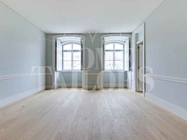 Apartamento T2 para venda na Praça Dom Pedro IV