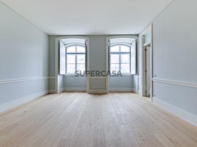 Apartamento T2 para venda na Praça Dom Pedro IV