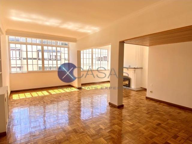 Apartamento T2 para venda na Rua do Viveiro, 2 andar sem elevador e arrecadação, Monte Estoril. ARRENDADO ATE 2025