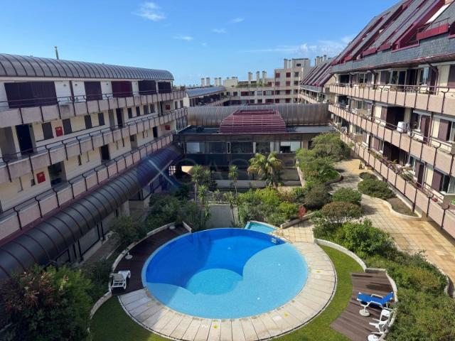 Apartamento T2 para venda no Estoril, inserido em exclusivo condomínio fechado com segurança 24 horas, piscina e amplas zonas ajardinadas, localizado numa das áreas mais privilegiadas da linha de Cascais, a poucos passos do mar, das praias e dos emblemáticos jardins do Casino Estoril