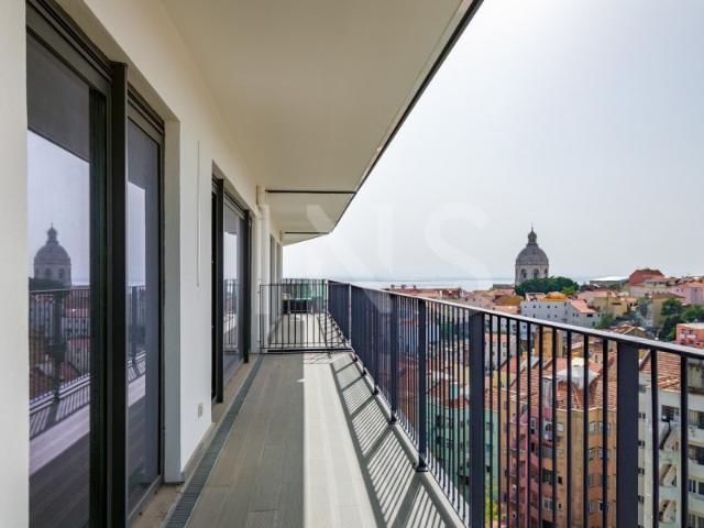 Apartamento T2 para venda com garagem e jardim comum na Graça, Lisboa