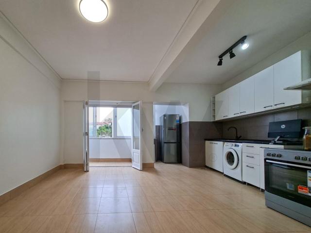 Apartamento T2 Parcialmente Remodelado com Varanda e Elevador – Marquês de Pombal, Lisboa