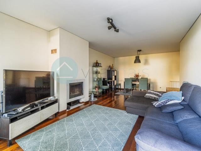 Apartamento T2 Porto com varanda, 2 lugares de garagem e arrumos | Areosa Pronto a habitar