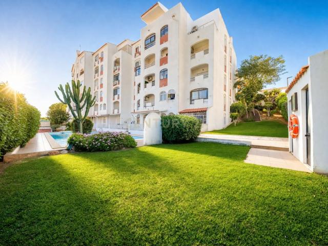 Apartamento T2 + Quarto Interior com Vista Mar a 300m da Praia no Centro de Albufeira