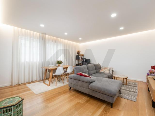 Apartamento T2 | Quinta das Lágrimas | Renovado com requinte