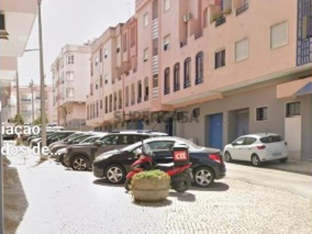 Apartamento T2 R/C Alto com Arrecadação Corroios