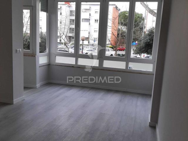 Apartamento T2, remodelação moderna a estrear, edificio com duas frentes Solares, em Oeiras