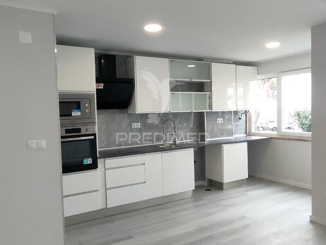Apartamento T2, remodelação moderna a estrear, edificio com duas frentes Solares, em Oeiras