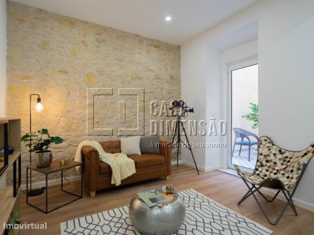 Apartamento T2, remodelao total, com Terrao, em So Domingos de.