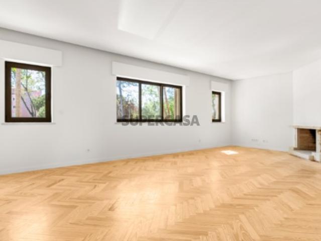Apartamento T2 remodelado na Costa da Guia