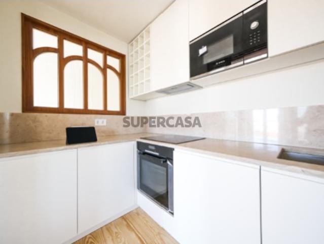 APARTAMENTO T2 REMODELADO NO CHIADO LARGO DO CARMO VISTA RIO E CASTELO SÃO JORGE