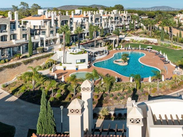 Apartamento T2 remodelado no Resort Pine Hills 114m² Quarteira
