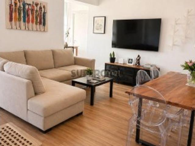Apartamento T2 Remodelado a poucos minutos da Estação da Reboleira