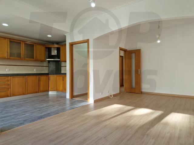 Apartamento T2 Remodelado Centro De Santa Iria de Azoia 237.000€