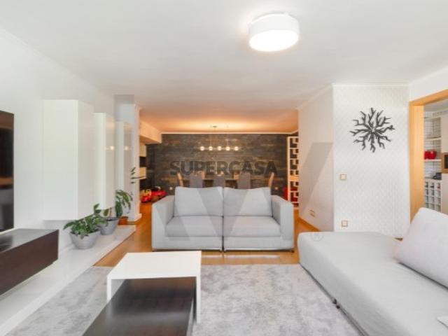 Apartamento T2 Remodelado com 140m2 Ar Condicionado em Queluz Monte Abraão