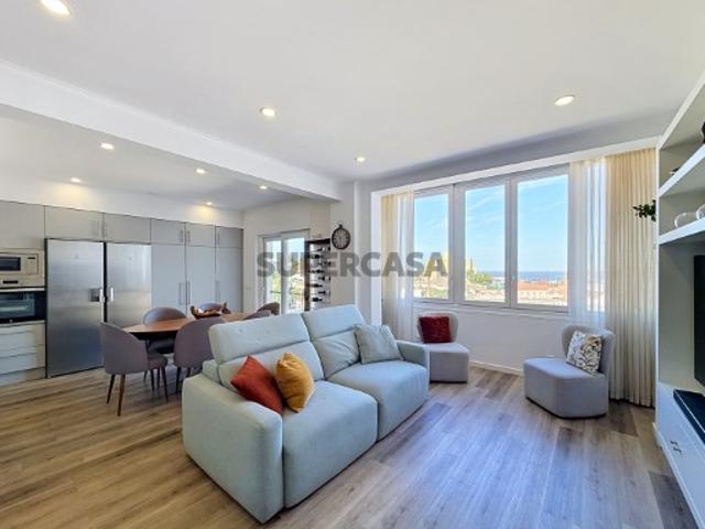 Apartamento T2 remodelado com varanda e arrecadação na Penha de França, Lisboa