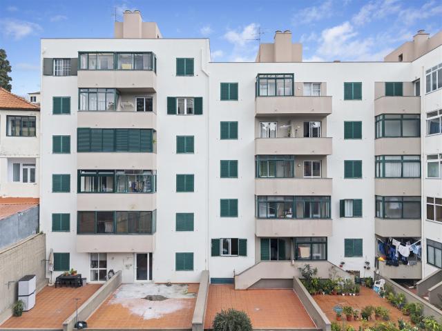Apartamento T2 remodelado com varanda vista jardim no Centro. 87m² Santa Luzia Funchal