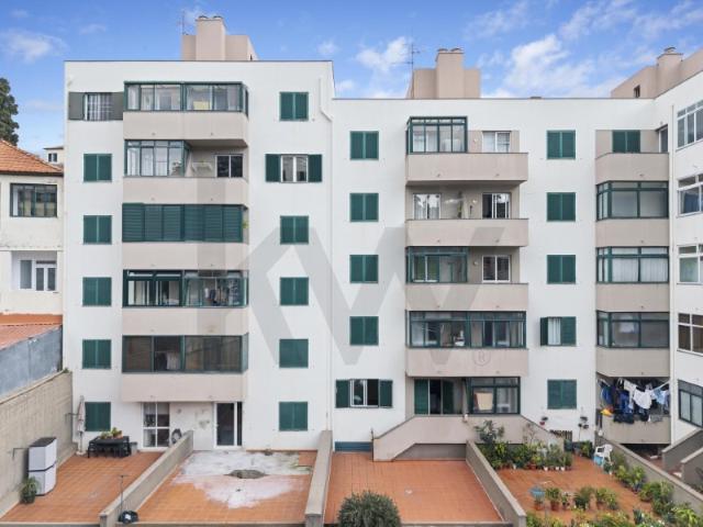 Apartamento T2 remodelado com varanda vista jardim no Centro do Funchal!
