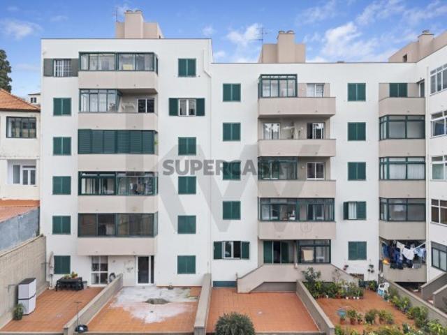 Apartamento T2 remodelado com varanda vista jardim no Centro do Funchal!